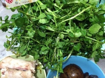 step1: 豬骨先出水, 凍水落豬骨, 直至水滾, 清水洗乾淨豬骨備用