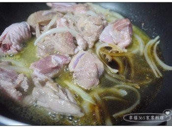 step6: 加入除了七味粉以外所有的<span class="group_2">調味料</span>及橙汁，翻拌均勻，蓋鍋燜煮。