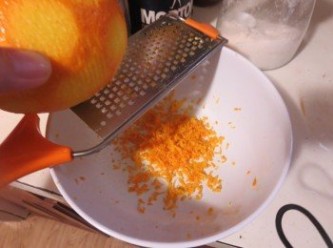 step2: 磨橙皮，不要磨出白色的部分。