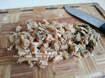 step3: 浸好的梅菜再沖洗渣乾水份切粒