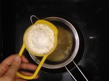 step8: 篩入低筋麵粉，再分兩次加入水，用Z型手勢拌勻成麵粉糊