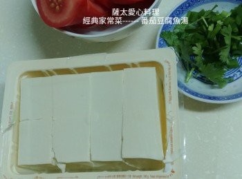 step3: 豆腐切塊,番茄切塊,放入湯中再滾3~5分鐘,調味即可享用。