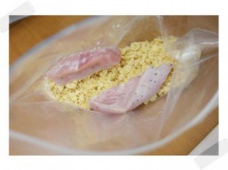 step4: 接著將醃好的雞肉放入玉米碎片中用力搖晃~~ 讓雞肉均勻沾上玉米碎片!!!!