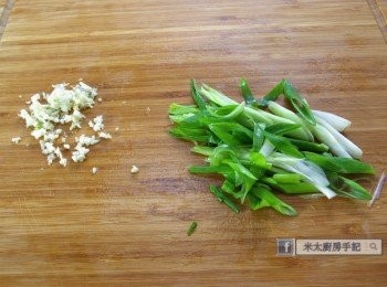 step2: 青蔥切段，蒜頭切碎。