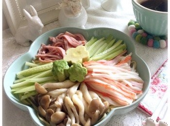 step5: 將所有材料在碟上排好，放在雪櫃冷藏一會，便完成。