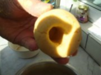 step6: 取麵團，先用手揉成上尖底圓的圓錐形，使其表面光滑，然後在圓底中央處伸入大拇指，捅成空洞，以便蒸汽進入，都做好後醒十分鐘；