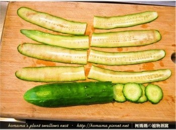 step2: 小黃瓜洗淨，用刨刀刨成薄片狀與用菜刀切成塊狀備用。