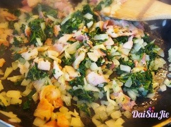 step9: 加入菠菜，一點點鹽，一點點黑椒，試味，放涼備用。