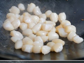 step2: 燒熱油鑊，用中火分別爆炒蝦仁、珍珠帶子和叉燒，盛起備用。