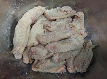 step2: 加入炸雞粉,胡椒粉撈匀，醃15分鐘~20分鐘