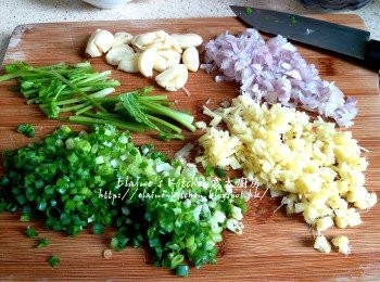 step6: 薑去皮 , 乾蔥頭去衣分別切粒 , 蒜頭去衣拍扁 , 蔥切細粒 , 芫茜莖洗淨切段