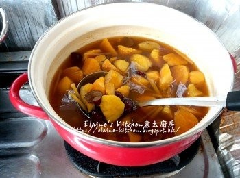 step7: 最後加入湯丸拌勻用中火煮數分鐘至湯丸熟透浮面即可