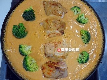 step10: 放入雞肉和青花椰，蓋鍋蓋燜煮至雞肉熟透即可。