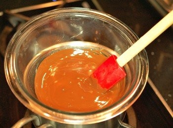 step3: 融化黑巧克力的溫度不可超過50度c,巧克力溶化後先熄火降溫(溫度不可低於27度c)。ps:巧克力不能直接融於水或碰到任何水份(包括水蒸氣),巧克力遇水時會產生劇烈變質，失去細緻滑順的口感,產生油水分離,導致食用品質大大降低。