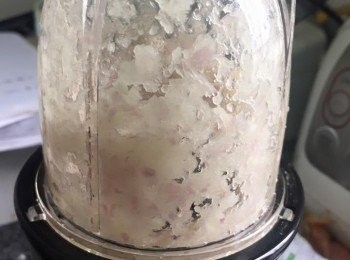 step2: 先將紅蔥頭,蒜頭打成泥或切碎