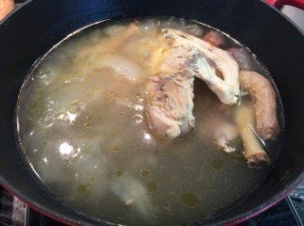 step4: 燒熱一鍋水，放入冬瓜肉、雞殼和金華火腿，大火煮滾後，轉小火煲1小時。