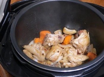 step3: 然後依序擺入薑片ˊ蒜片ˊ洋蔥ˊ紅蘿蔔ˊ稍為拌炒，
接著加入花椒粒1茶匙ˊ蠔油ˊ醬油各1大匙ˊ
辣豆瓣醬1大匙ˊ冰糖1茶匙ˊ一起拌炒至香味釋出