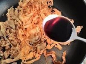 step2: 此時關掉爐火~利用淬釀醬油鹽延著鍋邊倒入2匙醬油嗆鍋將醬油的香氣帶入豆包中拌勻備用