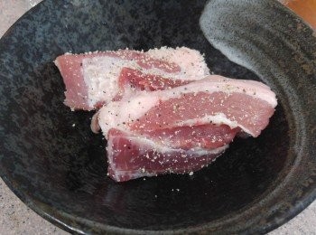 step2: 將調味料均勻地塗抹在每片豬肉的兩面,最少醃3小時