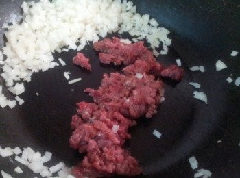 step5: 加入牛絞肉炒至變色
