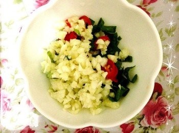 step3: 把蔥,辣椒,蒜切成末.