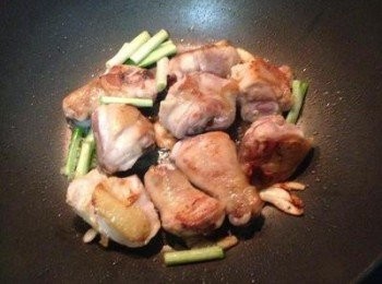 step2: 用少許沙拉油爆香蒜頭，放入雞肉煎上色，加入蔥段白色的部分略煎。