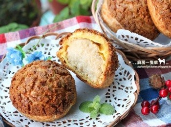 step12: 出爐後移至鐵網架上放涼後，從底部擠入黑糖卡士達餡即可。

**黑糖卡士達將食譜請參考:http://cook1cook.com/recipe/8722