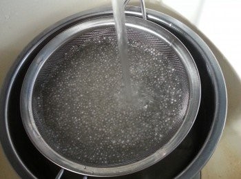 step4: 將已焗好的西米沖水,再用凍水浸起待用