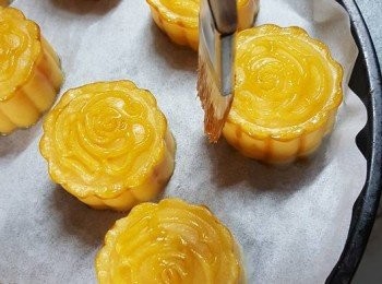 step17: 取出掃蛋漿於面花紋上,先用掃於餅邊掃邊位