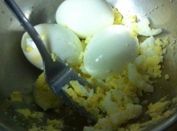 step1: 把熟蛋成熱去殼，用叉子壓碎。