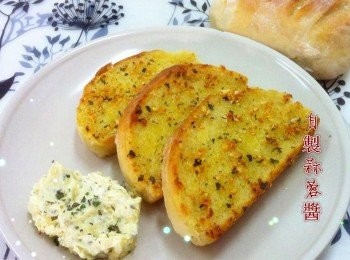 step4: 溫馨提示
蒜蓉醬塗在麵包單一面就好，一定要小火的煎哦！溫度太過高蒜蓉容易煎焦。