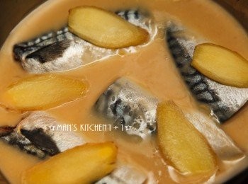 step3: 接著將鯖魚、味噌醬料和薑片都放置於鍋內，用中火煮滾後轉成小火燉煮，等味噌醬收乾成濃稠狀就完成了。