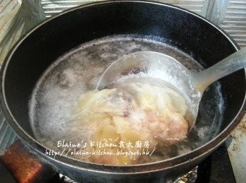 step11: 期間將雲吞放入水中煮至熟透