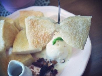 step13: 這嚐起來甜滋滋的蝴蝶結吐司~~真讓人喜歡:) 垂滴下來的蜂蜜與吐司一塊享用~~別忘了沾上冰淇淋呀!!!