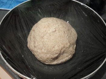 step4: 將麵糰搓圓，放入塗有油的大碗內，用保鮮膜封口，靜置一至兩小時，至麵糰脹大一倍