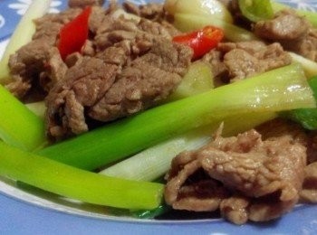 step2: 倒入橄欖油，把蒜頭放入鍋子爆香，再放入菲力牛肉小炒一下，再加入少許的米酒、塩、糖，最後放入青蔥和辣椒小炒一下，最後加入少許香油，即可關火，呈盤上桌。