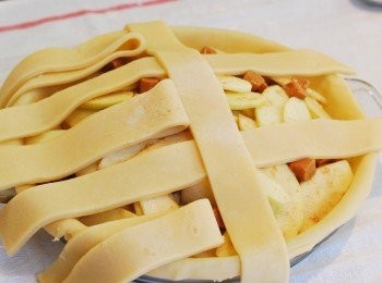 step13: 將奇數派皮從中央對折翻起，縱向放上一條派皮