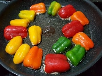 step4: 用平底鑊加油起鑊煮熱，放入雜椒用慢火煎香，豆腐餡向下