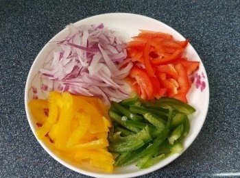 step2: 將三色彩椒、紫洋蔥洗淨再分別切幼條