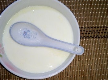 step4: 約1分鐘後，薑汁奶便會凝固，這時便可享用。