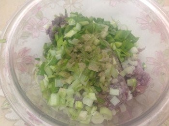 step2: 青蒜切碎和1拌勻，塩、胡椒粉調味 青蒜切碎和1拌勻，塩、胡椒粉調味