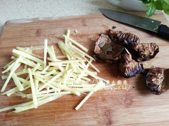 step2: 薑去皮切幼條或切絲 , 羅漢果弄碎