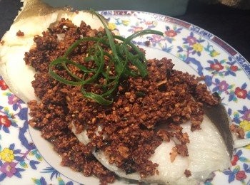 step5: 將電鍋中的鱈魚片起鍋
挑掉蔥段與薑片，倒乾盤底的湯汁
就可以把豆酥均勻鋪在魚片上
最後放上裝飾用的捲蔥絲就大功告成囉
 
看起來是不是很好吃呢？
配上豆酥的鱈魚真的超下飯的啊！
甚至把它裝進便當裡
隔天上班當午餐吃的時候
豆酥都還是脆脆的耶~好好吃唷