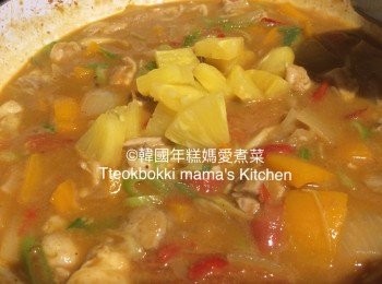 step7: 準備生粉水(將粟粉1湯匙和水2湯匙拌勻後)，較細火，邊攪拌邊倒入生粉水埋茨。最後加入菠蘿粒拌勻後熄火。