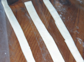 step8: 另取一張飛餅切割成條狀，把切好的長條再放於派上編織成格子狀，壓緊後刷上剩餘蛋液，靜置10分鐘。