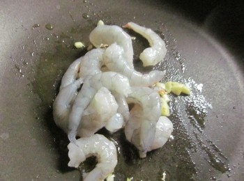 step1: 鍋中放入油及蒜末,以小火爆香,再放入海鮮料.蔬菜炒到半熟撈起備用。