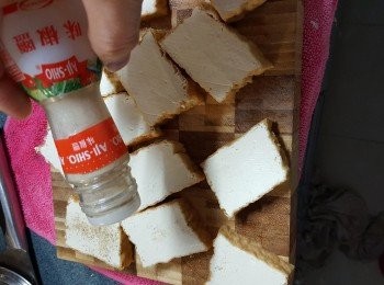step2: 灑上適量味椒鹽調味