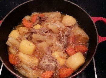 step3: 蓋上鍋蓋轉小火燉煮約15-20分鐘,時間依個人喜愛蔬菜的軟硬度做增減。