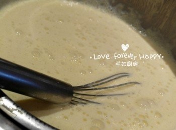 step5: 蛋黃與60克白糖打至拌勻, 再放入雲呢拿籽拌勻