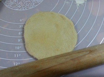 step8: 將粉團碌至圓形,中間要厚身少許